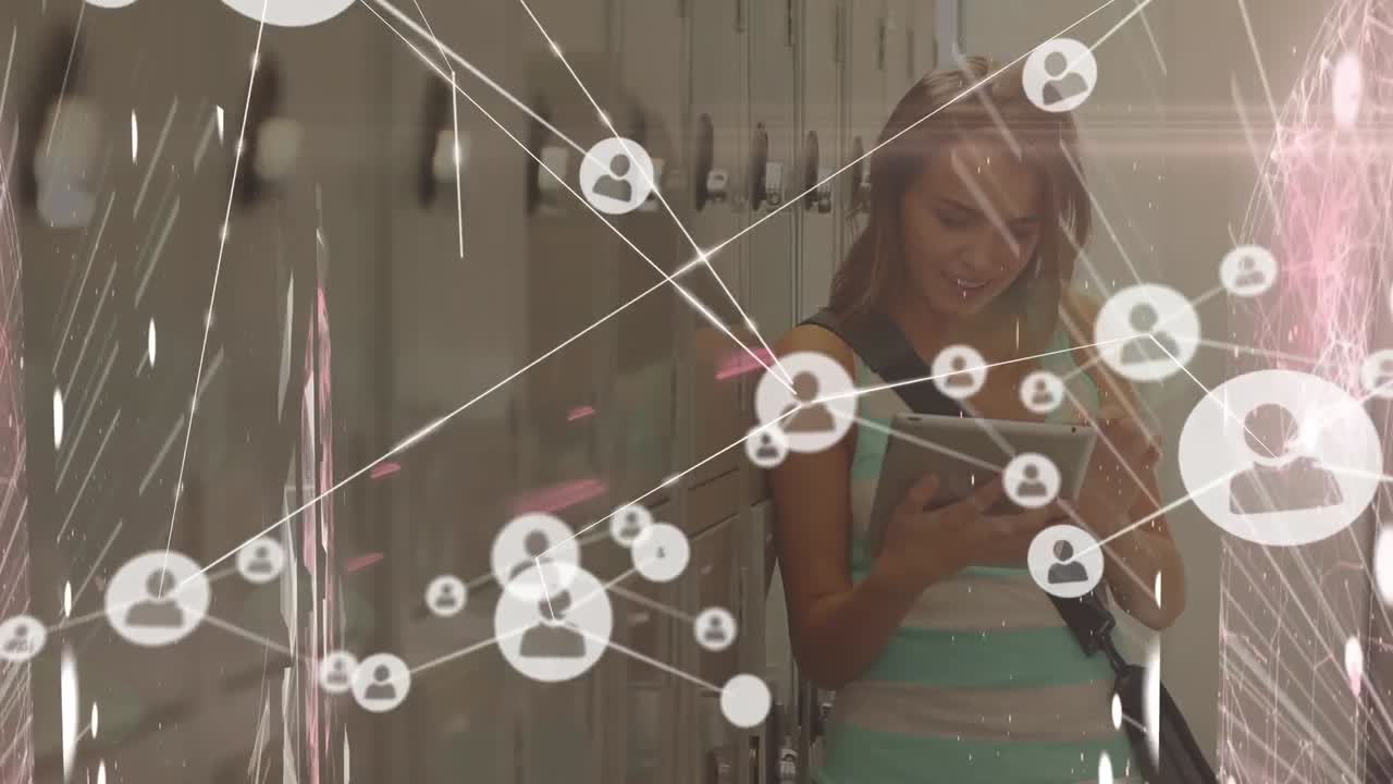 animación de la red de conexiones con iconos de los medios sobre la mujer caucásica usando la tableta