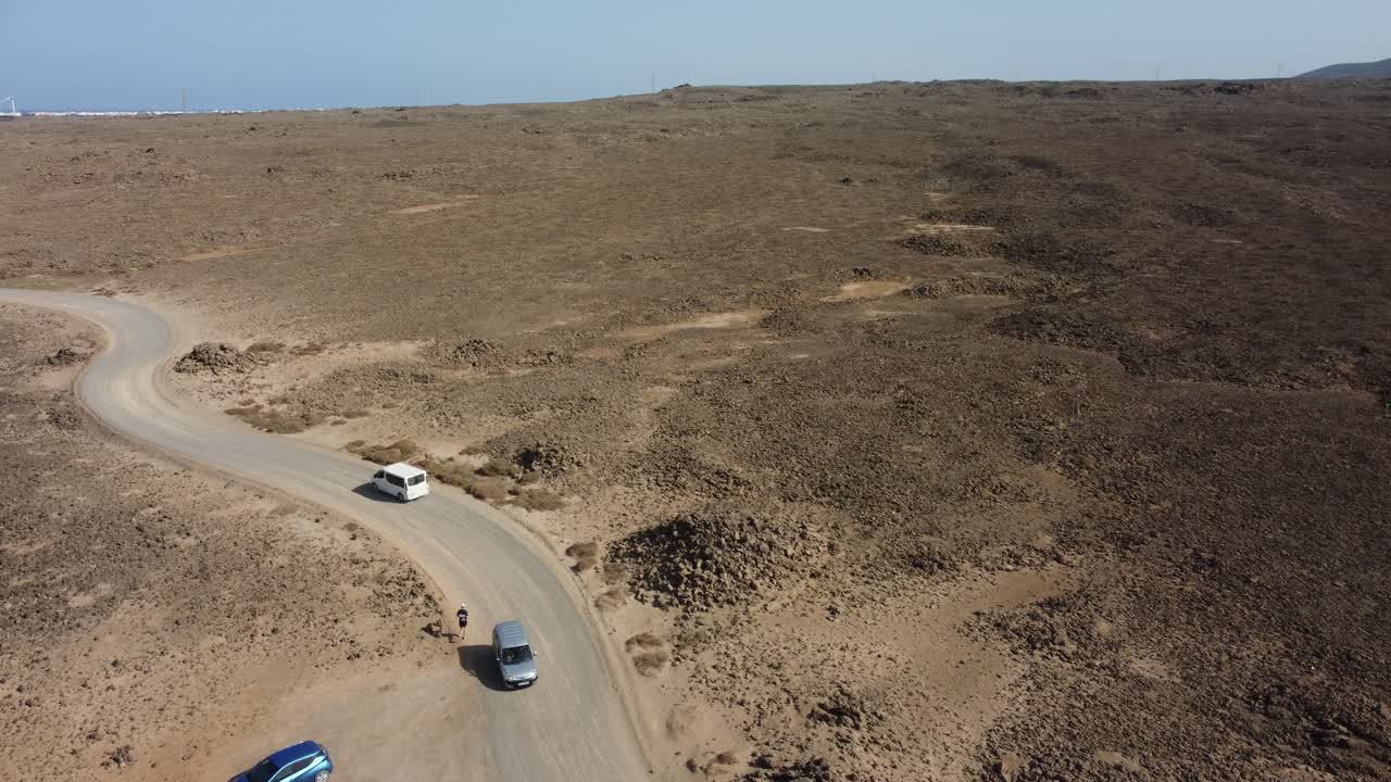 Veicoli su una strada nel deserto