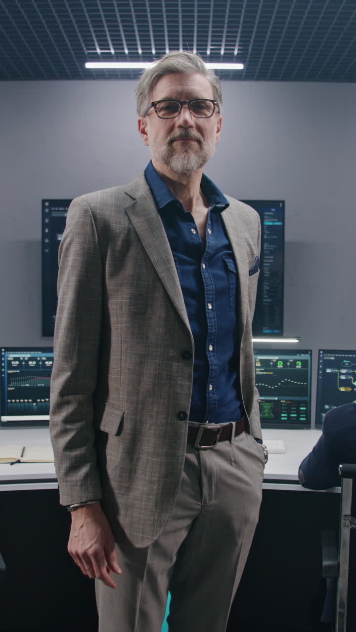 hombre de negocios en una sala de control