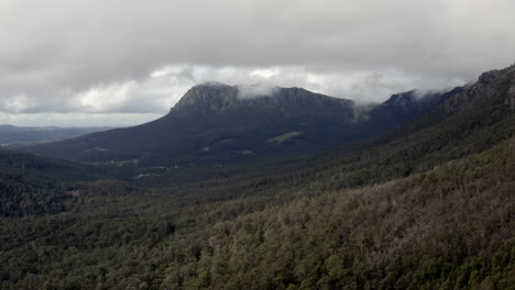 Antenne:-Drohne-Fliegt-An-Einem-Bewölkten-Tag-In-Tasmanien,-Australien,-In-Richtung-Mount-Roland