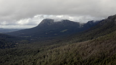 antena: drone volando hacia el monte roland en un día nublado en tasmania, australia