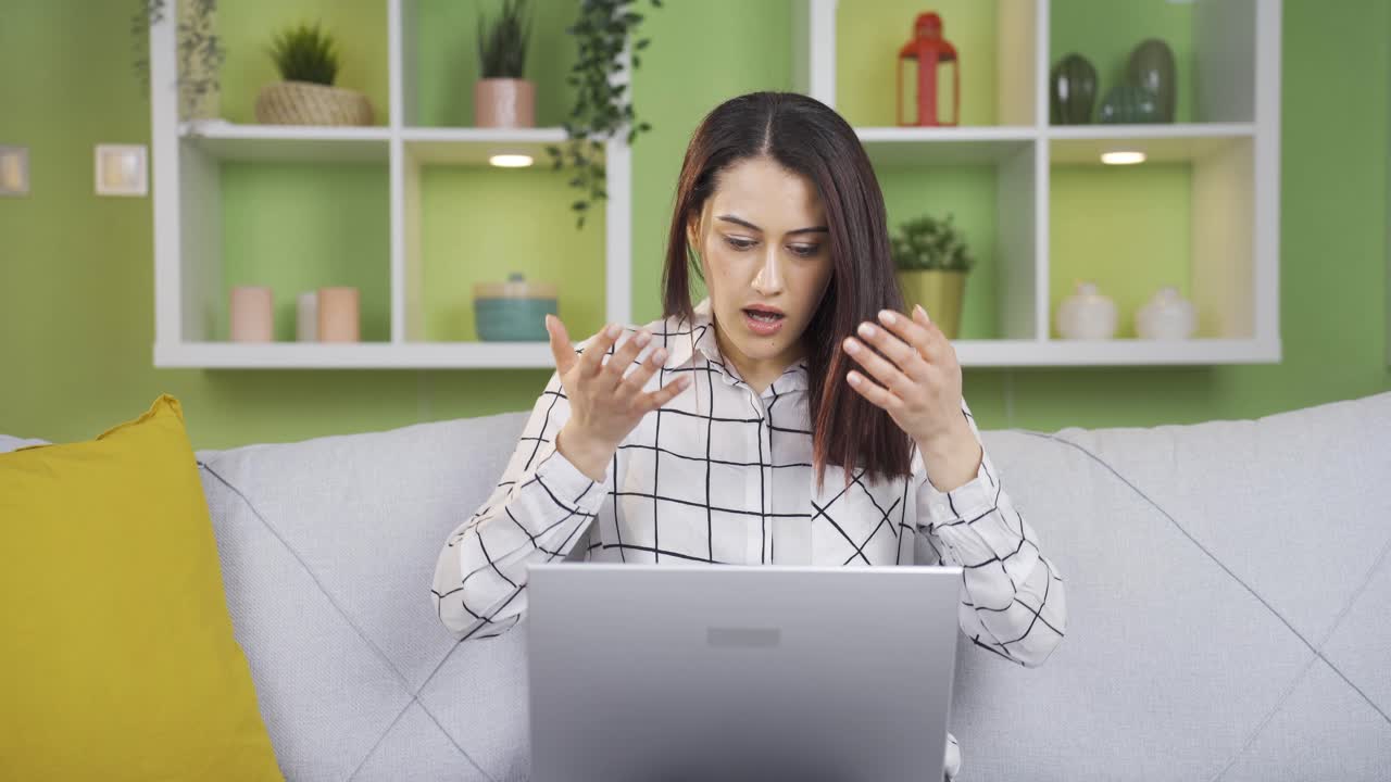 받아들여지지 않는 젊은 여성, 거부당하는 여성, 나쁜 결과를 얻는 여성, 화를 내는 여성.