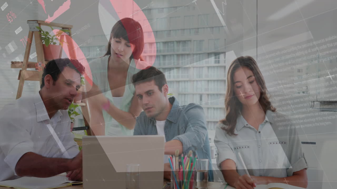 animación del procesamiento de datos financieros sobre diversas personas de negocios en la oficina