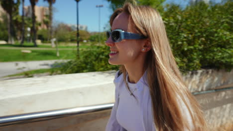 una mujer en un parque.