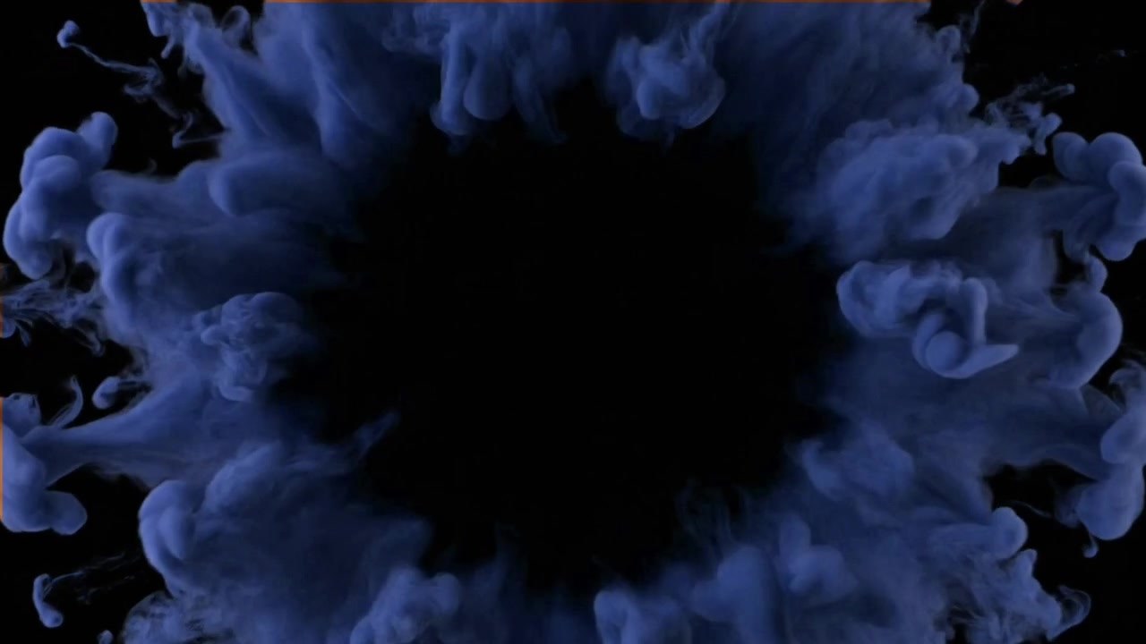 Esplosione di inchiostro blu che si espande nell'acqua su sfondo nero