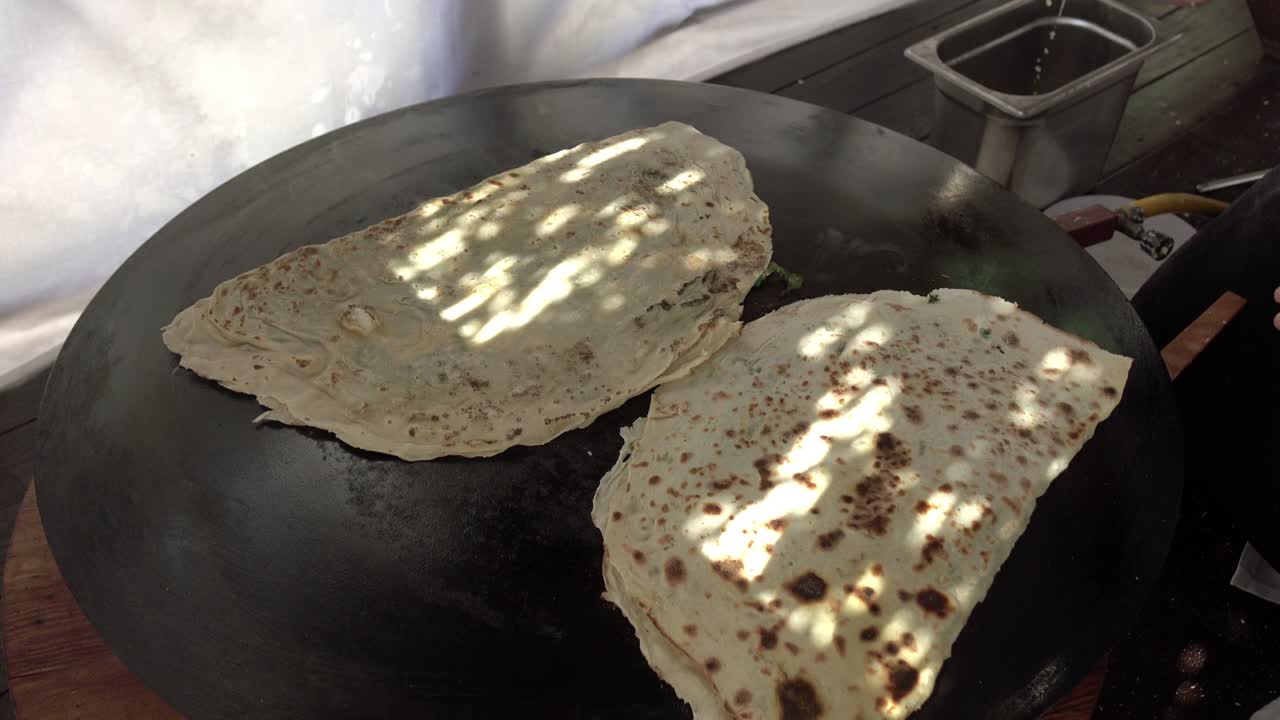 pan plano turco. el cocinero de cerca prepara deliciosos pasteles con relleno.