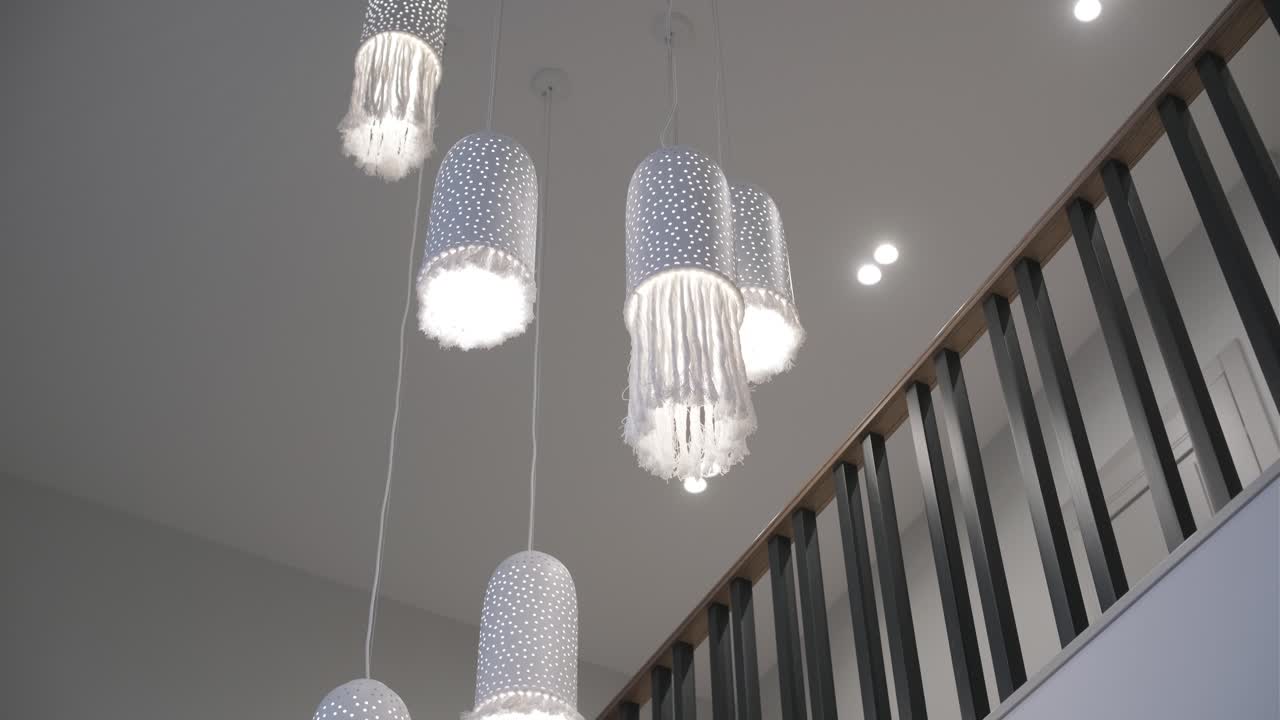 diseño interior escaleras de madera elegantes dentro de la casa con barandillas de madera modernas y paredes decoradas con lámparas de moda. escalera moderna o escalera en el interior de la casa moderna