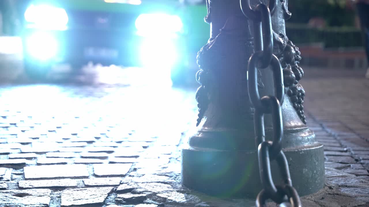 coches pasando por las calles de noche en guanajuato