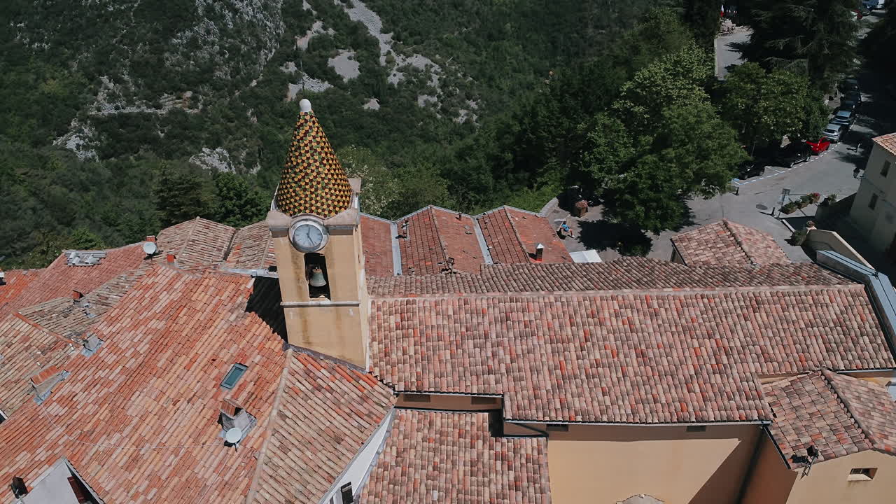 Campanile della chiesa nel villaggio francese più alto, Sainte-Agnès, nelle Alpi Marittime, Francia.