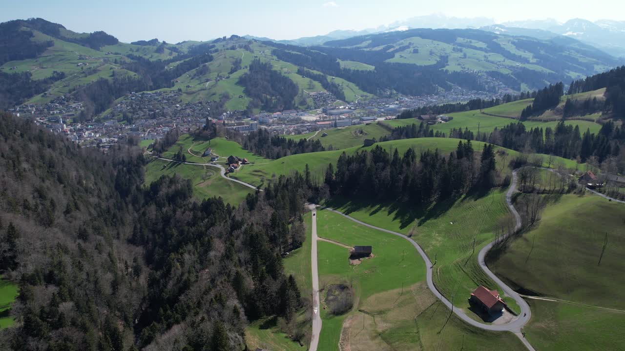 siguiendo un pequeño coche negro en una carretera rural que conduce a un pequeño pueblo