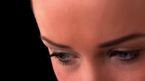 close up de los ojos de la mujer en fondo negro