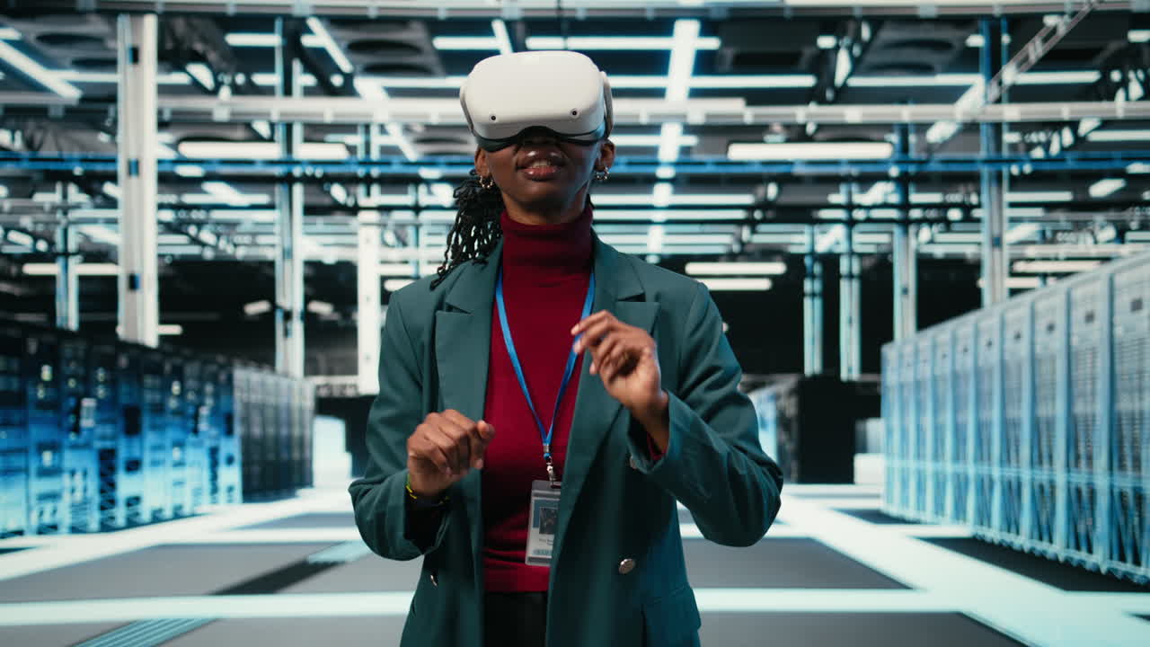 Donna con realtà virtuale in un data center
