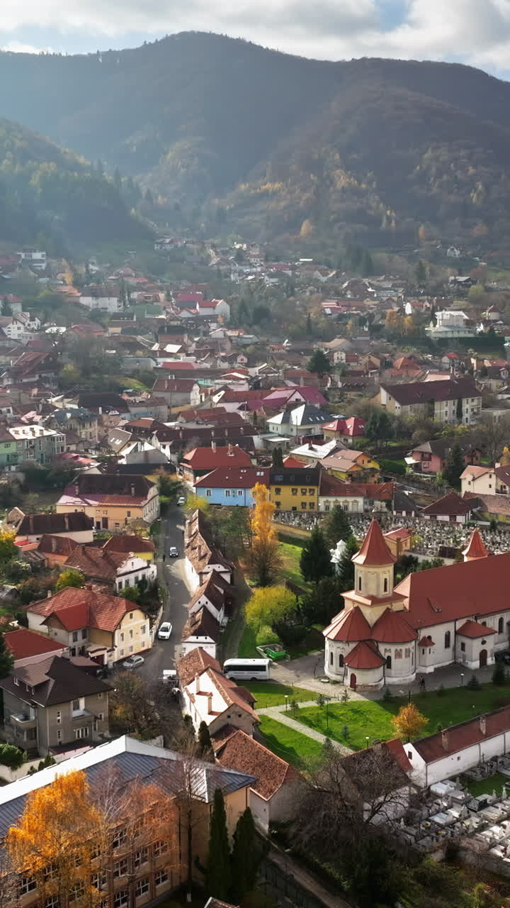 Vista aerea con drone del centro della città di Brașov, nella Transilvania sud-orientale, Romania, circondata da montagne. Verticale. Verticale