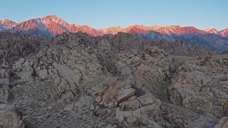 Ausgezeichnete-Luftaufnahme-Des-Sonnenaufgangs,-Der-Den-Schneebedeckten-Mount-Whitney-In-Den-Kalifornischen-Alabama-Hills-Trifft