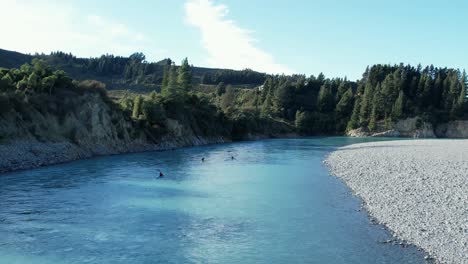 Luftaufnahme-Von-Kajakfahrern-Auf-Dem-Wunderschönen-Türkisfarbenen-Fluss-Im-Winter---Rakaia-Flussschlucht