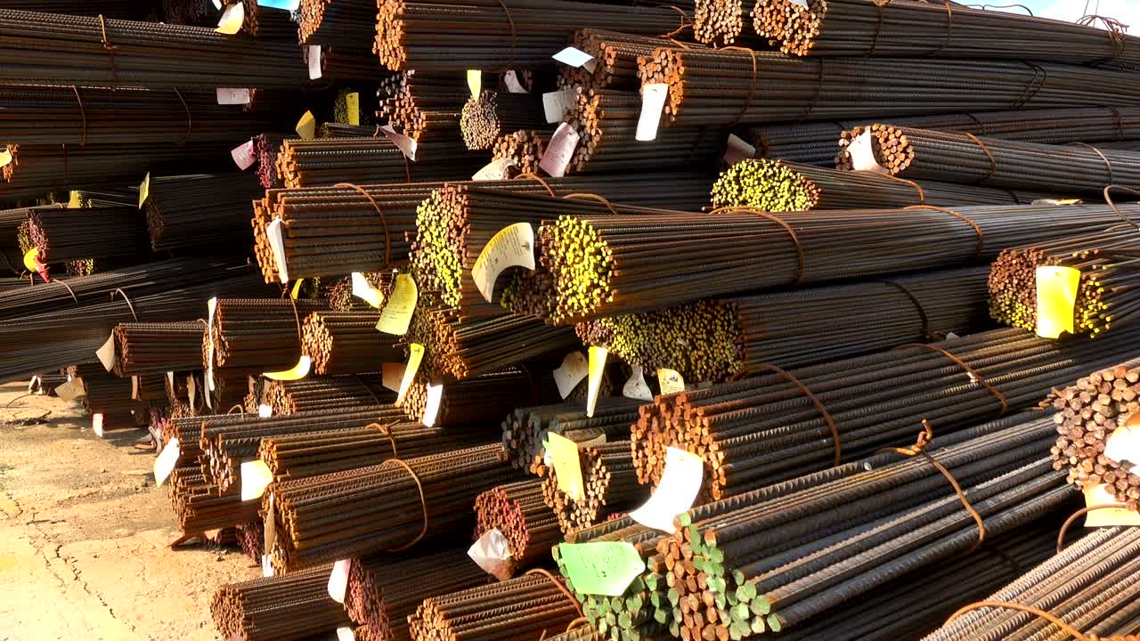 콘크리트를 강화하는 데 사용되는 강철 막대기 또는 막대기, 창고