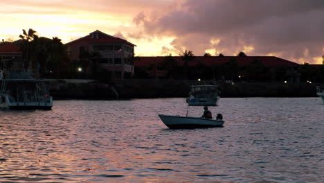 Fischer-In-Einem-Kleinen-Boot,-Das-Während-Des-Sonnenaufgangs-Am-Frühen-Morgen-In-Der-Karibik-Köderfische-Fängt