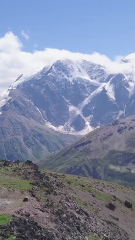 un majestuoso paisaje montañoso