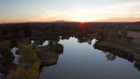 Paisaje-Aéreo-De-Un-Lago-Al-Amanecer