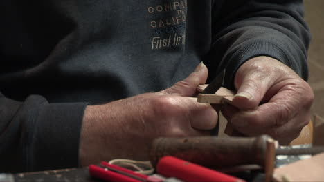 Manos-Del-Artesano-Raspando-Un-Pequeño-Trozo-De-Madera-Con-Una-Lima