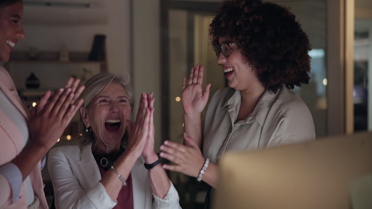 팀, 박수 또는 콜 센터에서 행복한 여성