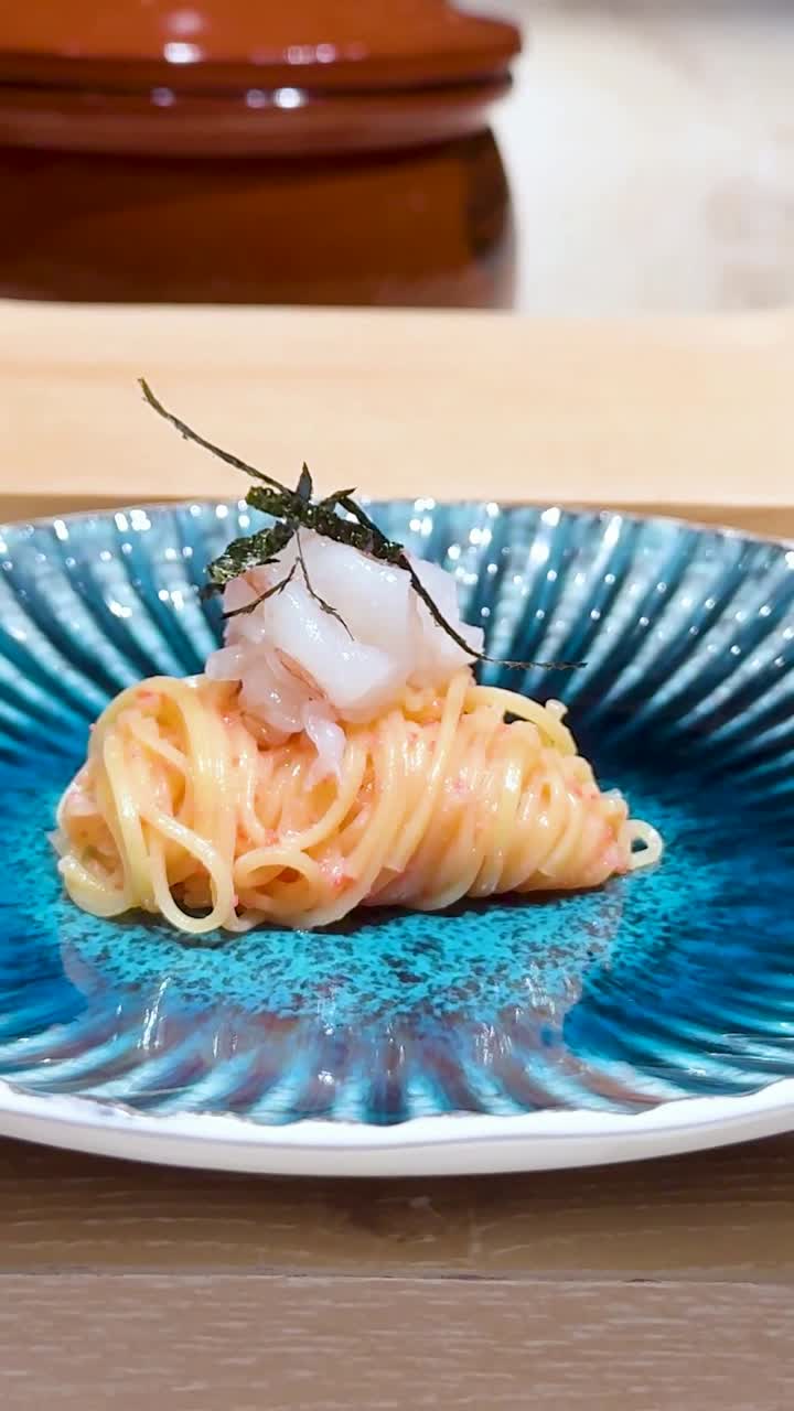 장식적 인 파란색 접시에 제공 된 누들