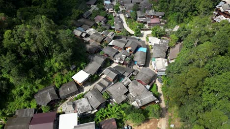 Inclinación-Hacia-Atrás-Revela-El-Destino-Del-Viaje-De-Un-Día-Mae-Kampong-Cerca-De-Chiang-Mai