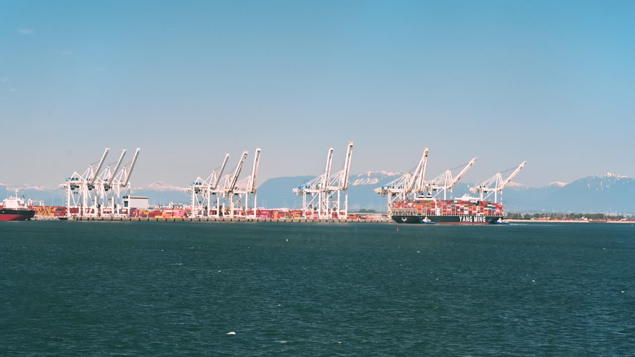 부드럽고 안전: tsawwassen 항구에 대량 컨테이너 선박을 정박