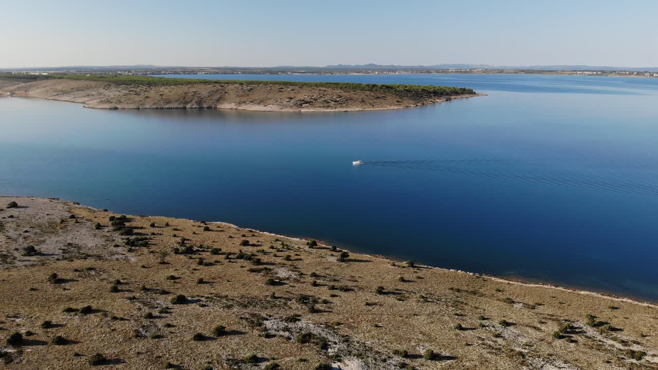 pequeño bote blanco que viaja en un mar azul
