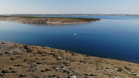 Kleines-Weißes-Boot,-Das-Auf-Einem-Blauen-Meer-Unterwegs-Ist