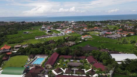 canggu bali indonesia drone sobrevuelo de la ciudad con vistas al océano