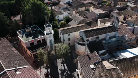 vista aérea sobre la ciudad medieval francesa de valergues, paisaje urbano pintoresco, edificios arquitectónicos tradicionales