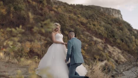 una pareja de bodas, un novio y una novia encantadores, una familia feliz, un hombre y una mujer enamorados.