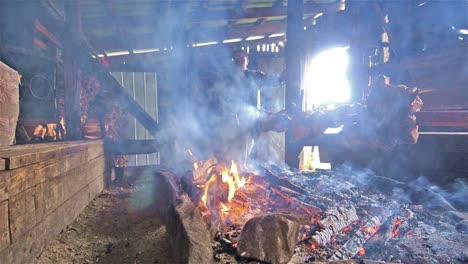 barbacoa tradicional chilena cocinando cordero en termas de porcelana en la región norte de la patagonia en el sur de chile