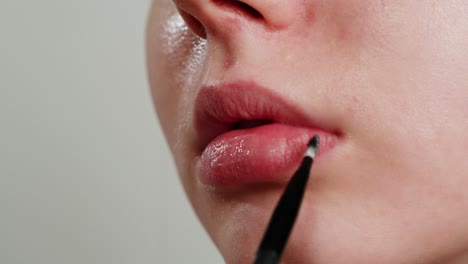 aplicación de brillo para los labios
