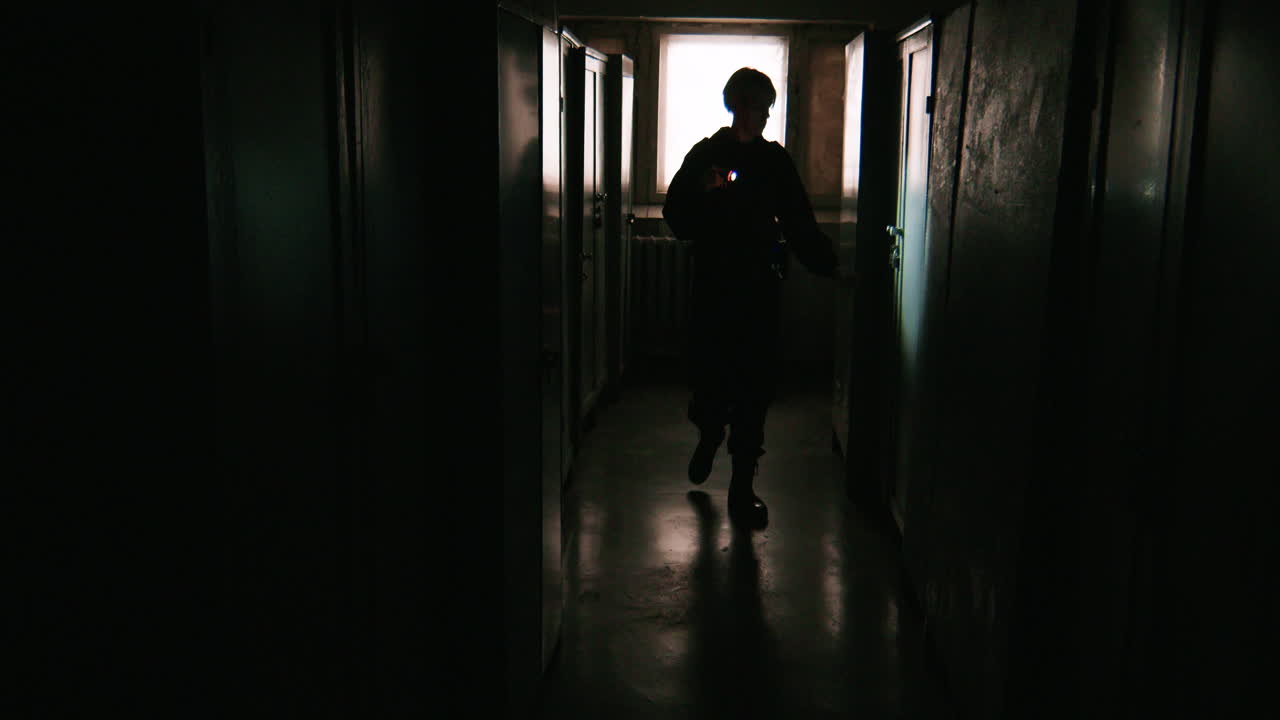 женский охранник с фонариком.