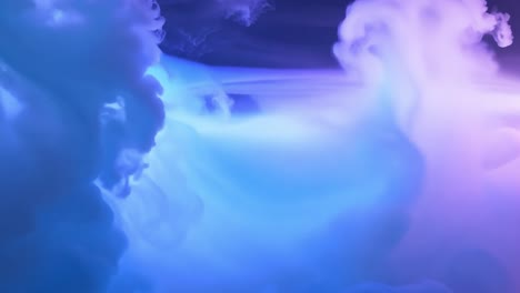 humo azul y púrpura abstracto
