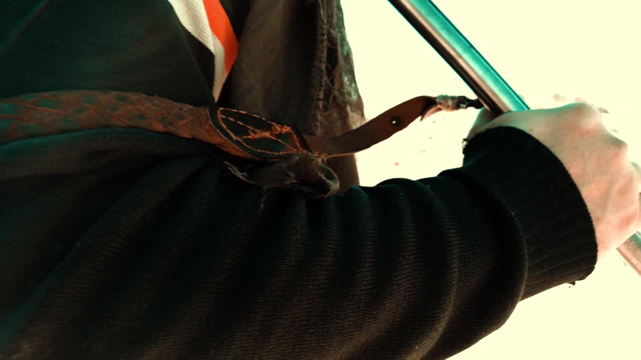 un cazador árabe con su rifle en biskra, argelia.