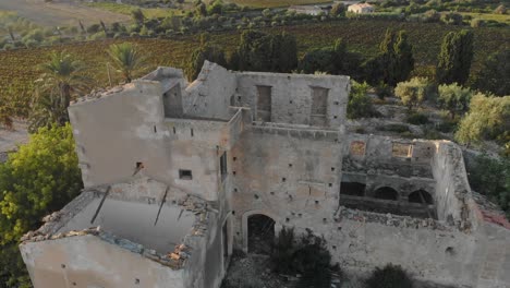 Vista-De-Arriba-Hacia-Abajo-De-La-Antigua-Granja-Abandonada-En-Sicilia,-Italia,-Aérea