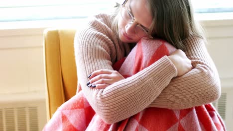 Mujer-Relajándose-En-La-Sala-De-Estar