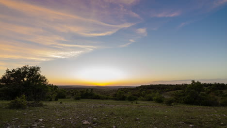 Hermoso-Lapso-De-Tiempo-Al-Atardecer-Con-Vistas-A-Las-Colinas-En-La-Región-Montañosa-De-Texas