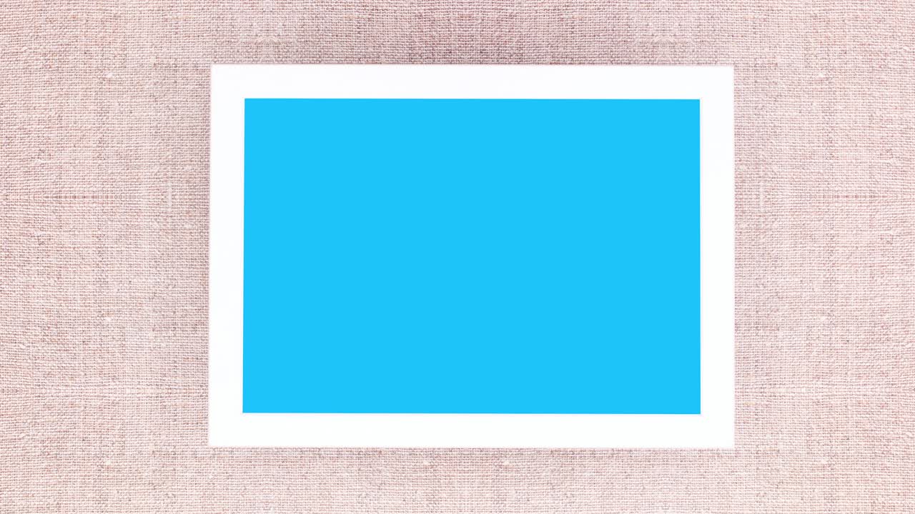 파란 스크린과 분홍색  장식으로 소나무 가지를 가진 프레임.