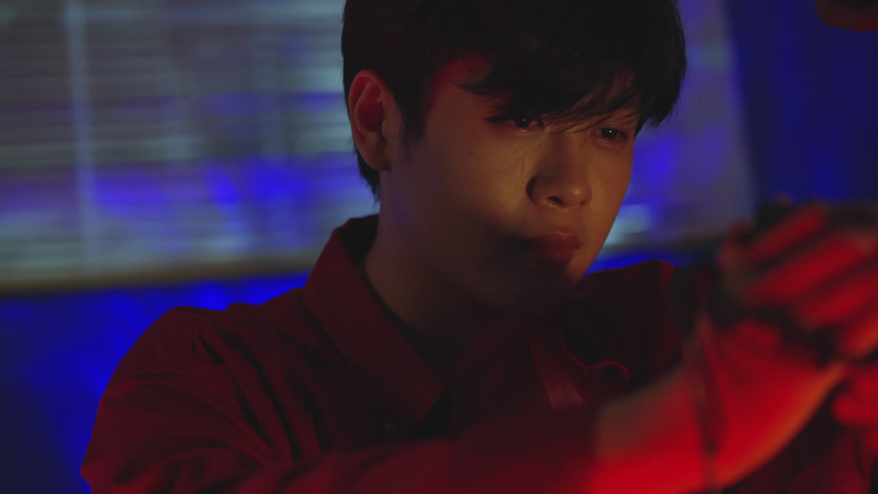 아시아 남성의 초상화, 혼자 앉아서 생각하고 있는 어린 소년, 그의 삶에 집중, 파란 네온 빛의 배경