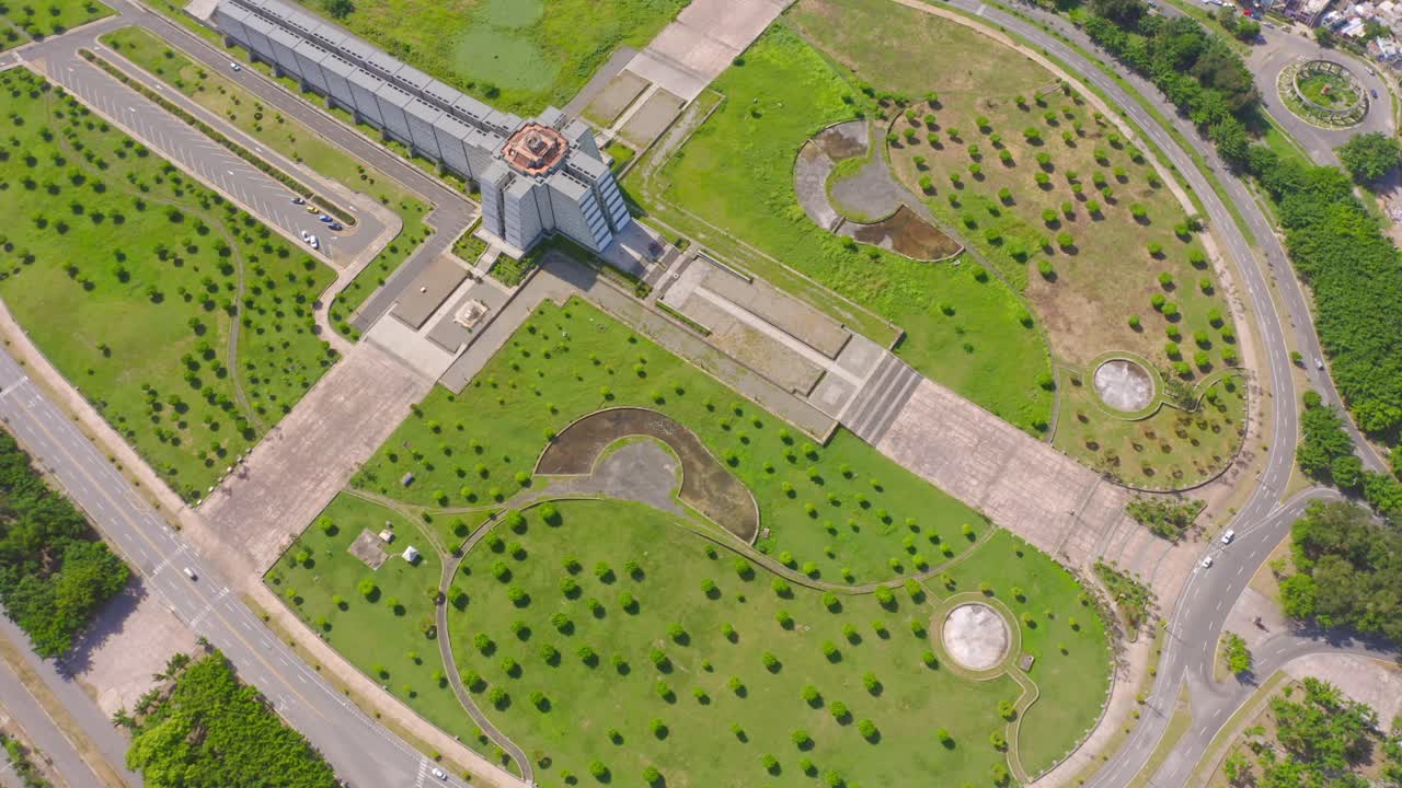 toma aérea de aves del faro de colón rodeado de campos verdes bajo el sol - santo domingo, república dominicana