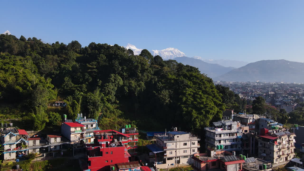 vista del área suburbana de pokhara en nepal - toma aérea de un avión no tripulado