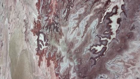 video vertical, vista aérea sobre el relieve de marte en el planeta tierra, extrañas colinas rocosas de arenisca en el desierto de utah, ee.uu.