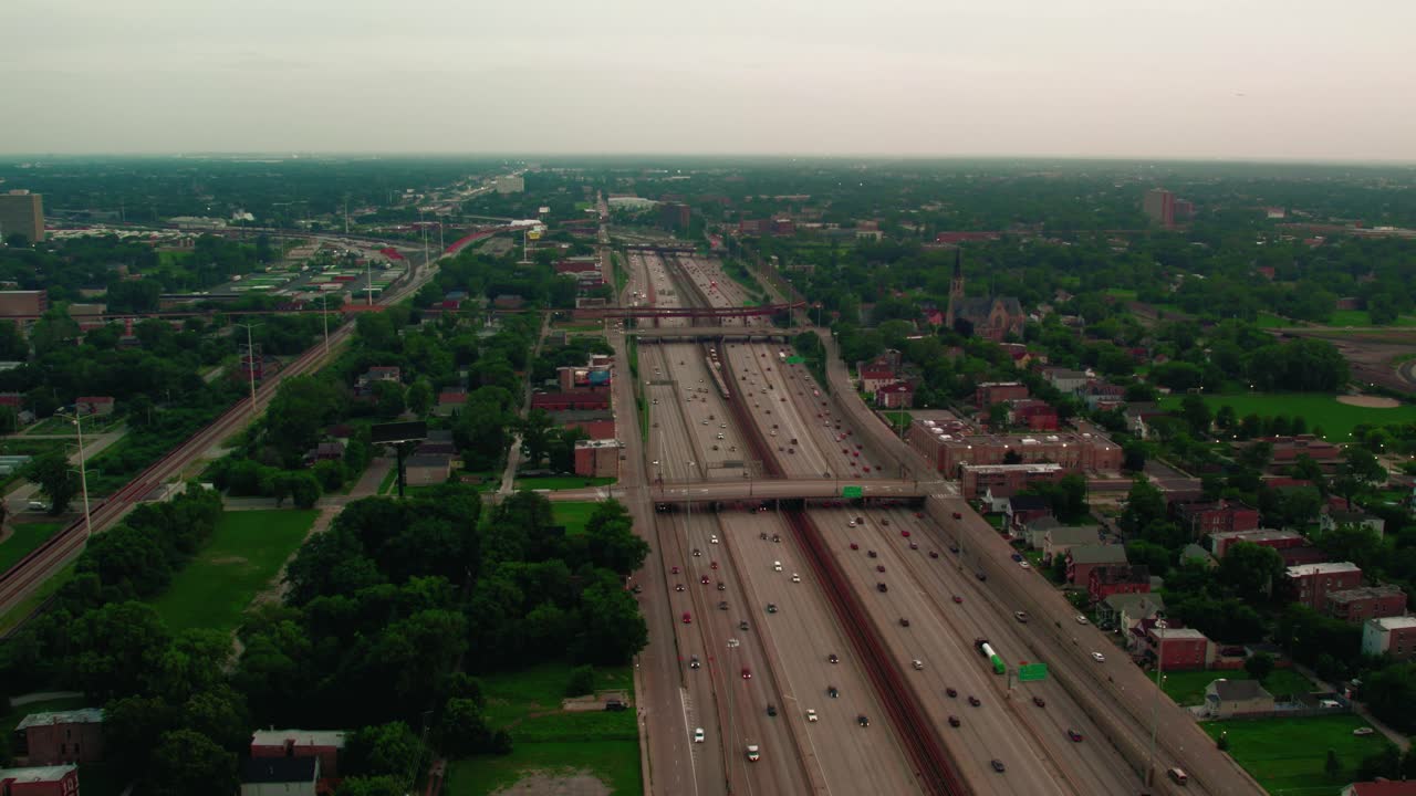 Jalan Raya I-90 dan Jalur Merah kereta bawah tanah CTA Garfield dari sisi selatan Chicago menghadap ke Selatan menuju Gary, Indianna