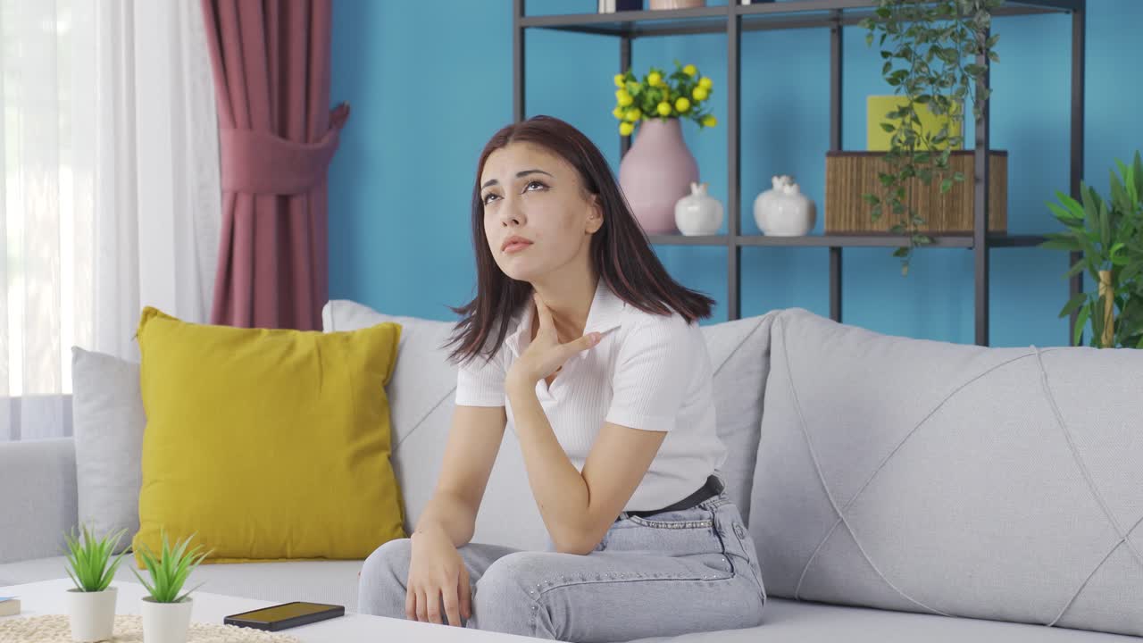 의심스러운 젊은 여성이 생각합니다.