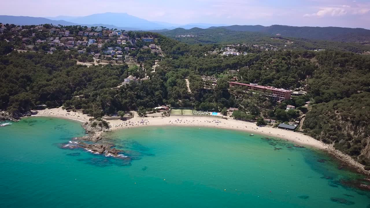 A Praia de Santa Cristina é uma bela paisagem costeira na Costa Brava, na Espanha. Situa-se na costa catalã, próxima à França, oferecendo um cenário tropical europeu perfeito