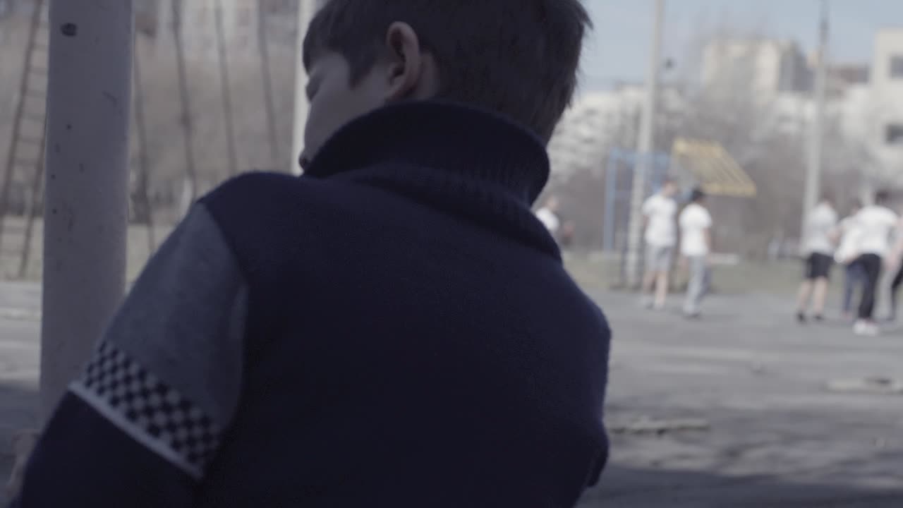 야외에서 놀고 있는 아이들